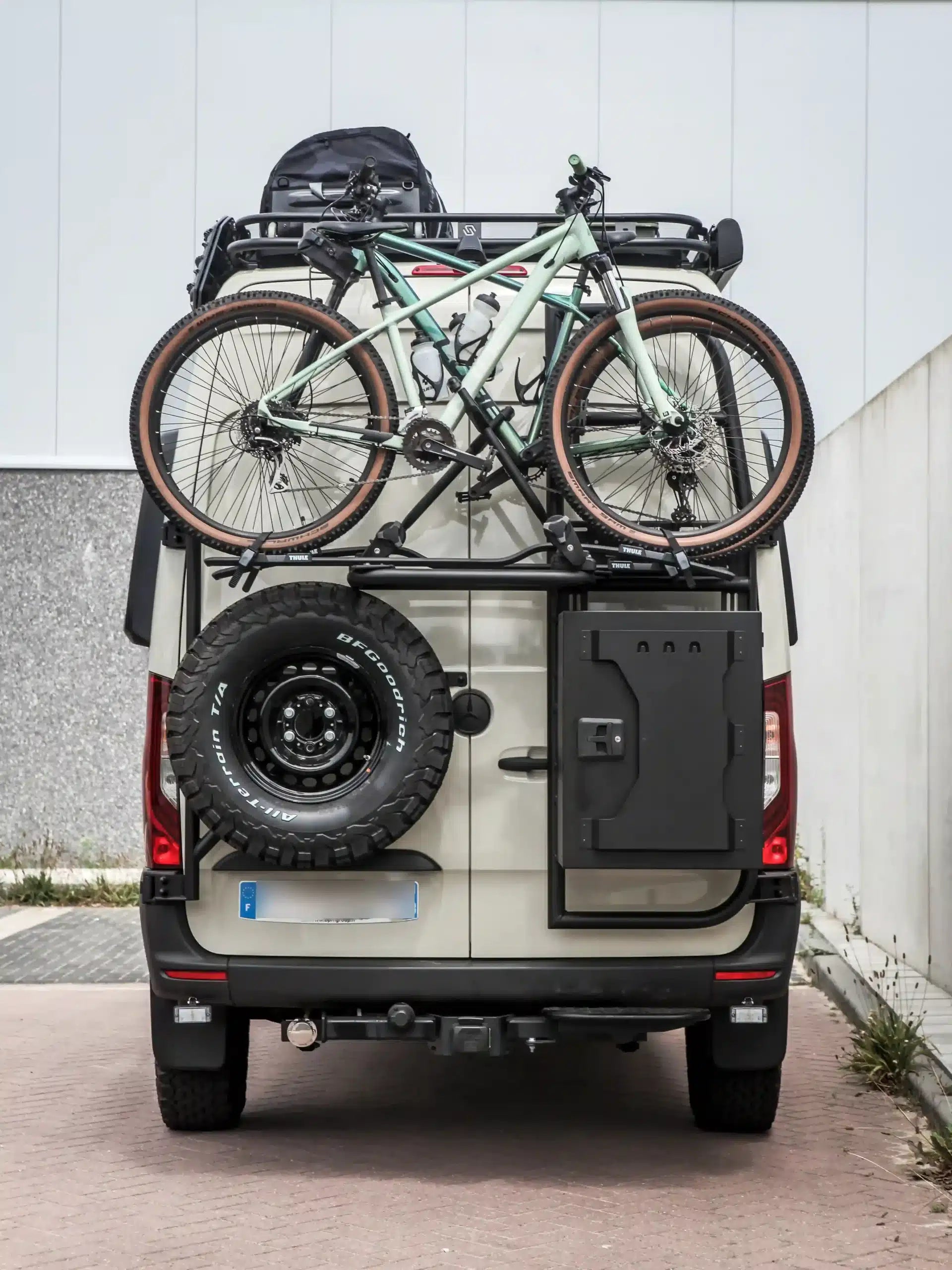 Cargo Frame Bike Carrier Sprinter Crafter - installed context 4