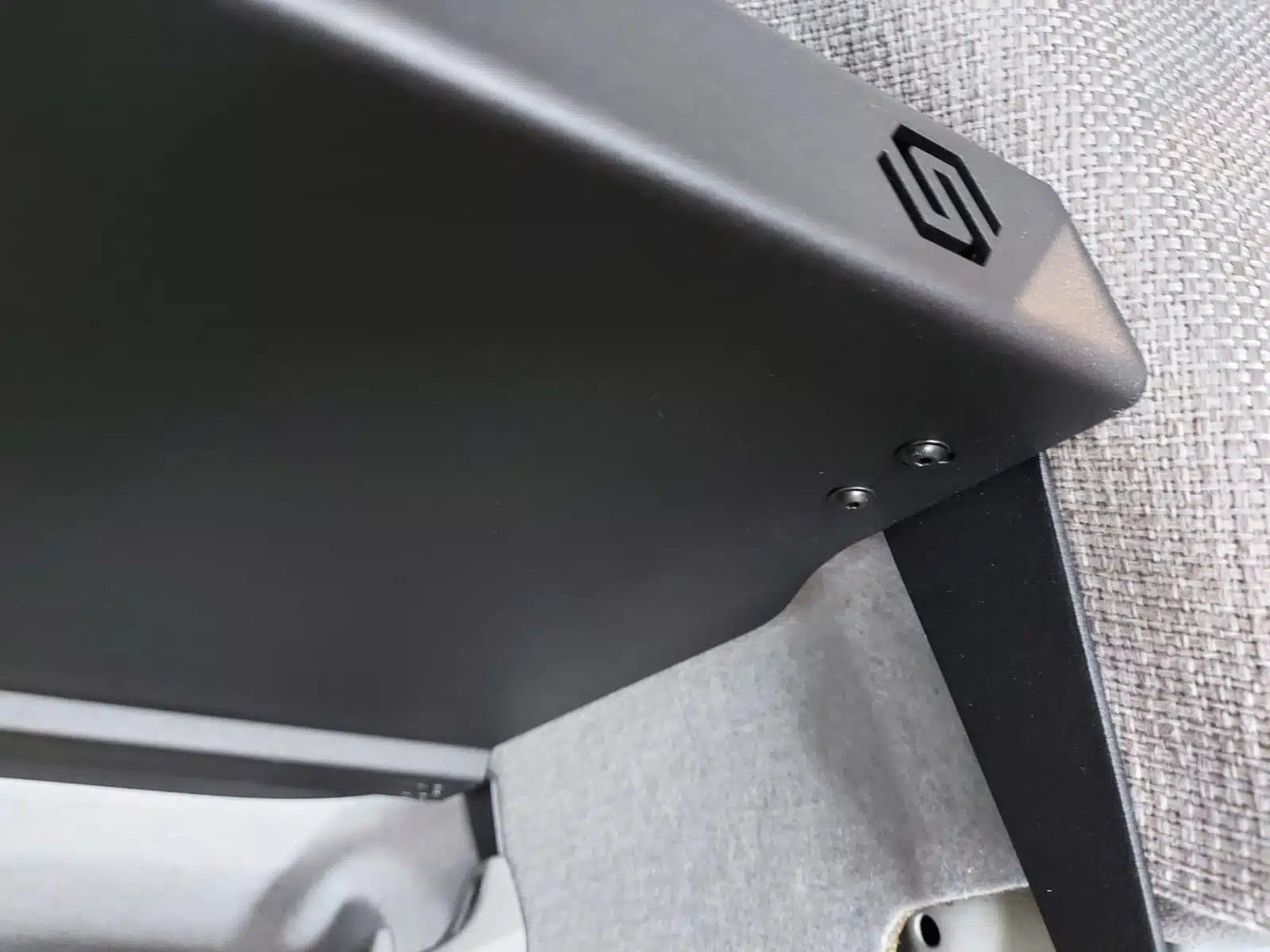 Sprinter W906 and Crafter overhead shelf detail
