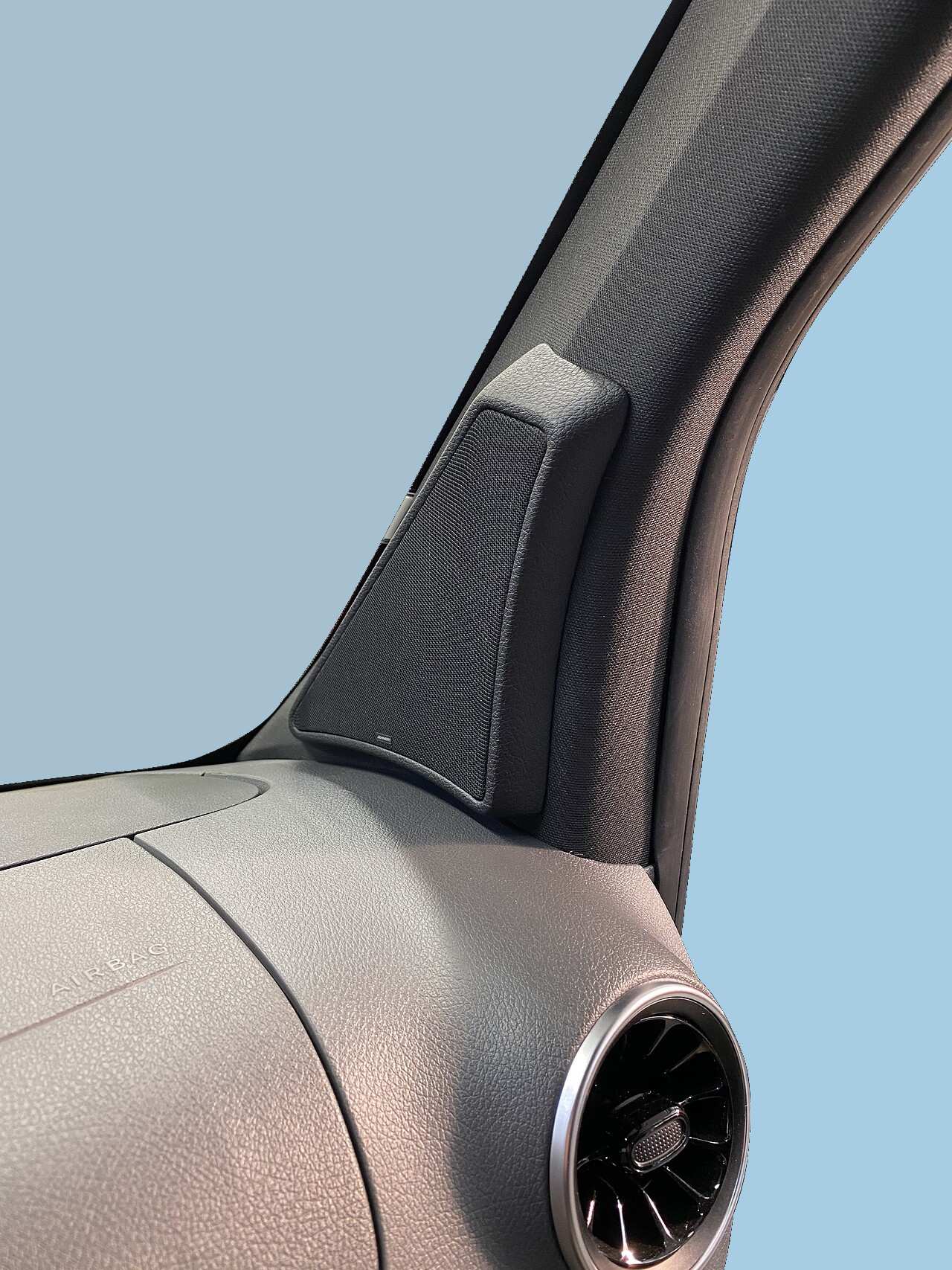 Jehnert cover-flap sound system fitted in Sprinter cab
